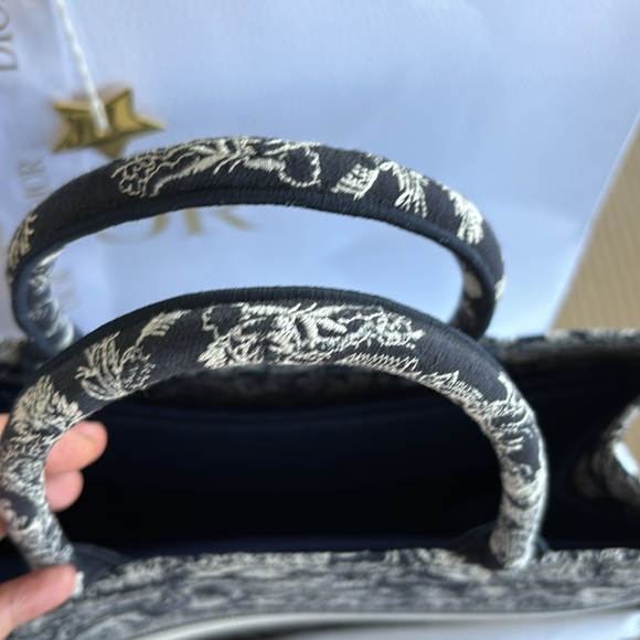 Dior large Book tote in Navy Blue. - Picture 4 of 16